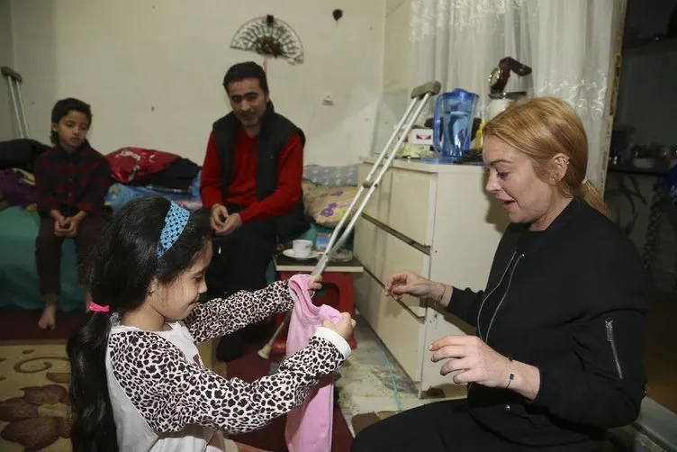 Sultanbeyli’de Suriyeli aileyi ziyaret eden Lindsay Lohan gözyaşlarına boğuldu