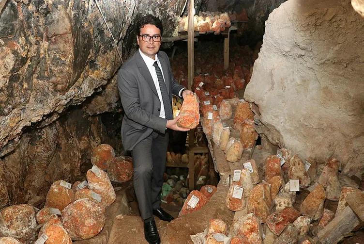 Karaman'da bir mağarada saklanıyor