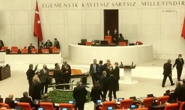 Meclis’te yeni ’El hareketi’ skandalı! İYİ Partili Yasin Öztürk AK Partili Demirbağ’a el hareketi yapıp küfretti