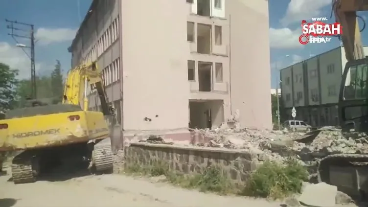 Depremde ağır hasar alan 56 yıllık kaymakamlık binası birkaç darbeyle yıkıldı | Video