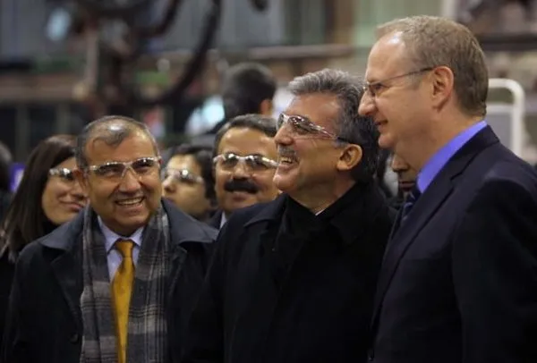 Gül, kamyonun şoför koltuğunda!