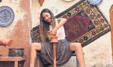 Betül çömlek tezgahının başında