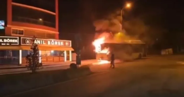 Park halindeki İETT otobüsü yandı