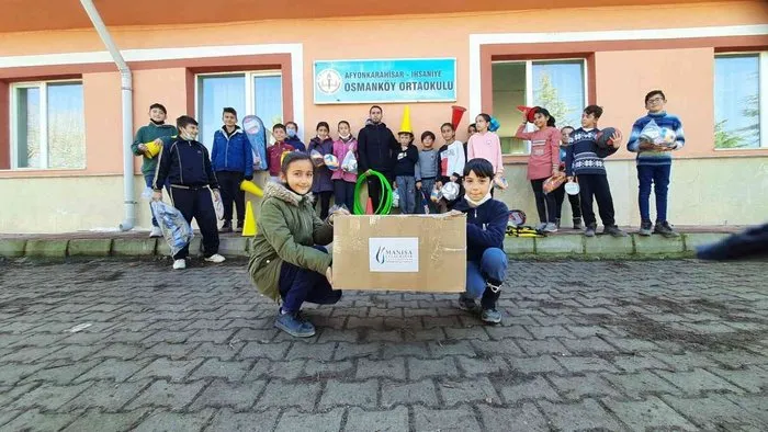 Üniversiteli öğrencilerinden, ortaokul öğrencilerine duygulandıran bağış