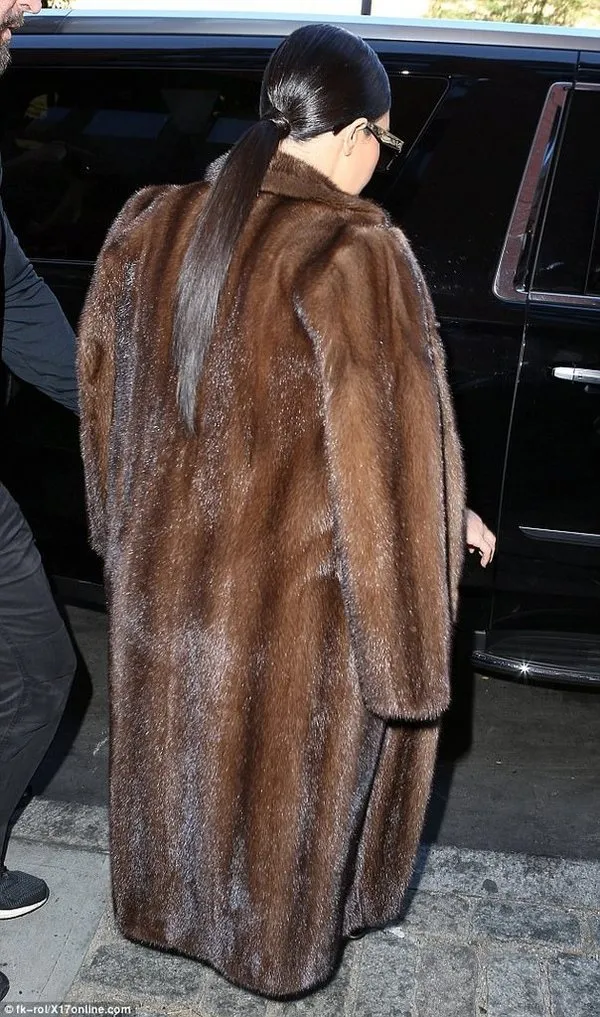 Kim Kardashian kürk sezonunu açtı!