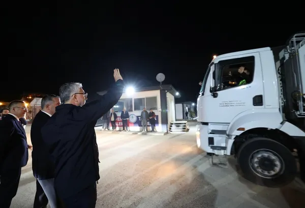 bakan-isikhan-1-mayisi-iscilerle-karsiladi-turkiyeye-katki-yapan-her-emekcinin-alin-teri-kutsaldir-1777613228037.jpg