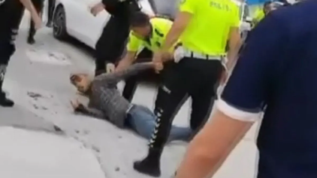 Fatih'te polise bıçaklı saldırı: Şüpheli işte böyle etkisiz hale getirildi! haber görseli