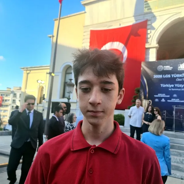 istanbul-valiliginden-lgsde-turkiye-birincisi-olan-ogrencilere-odul-dagitildi-1784062561279.jpg