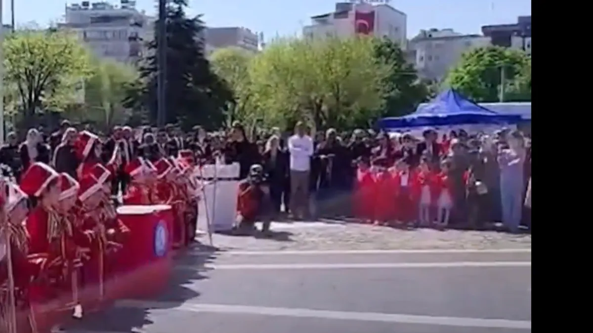 CHP’nin mehter marşı rahatsızlığı! Tepki yağdı: “Çocuklara sırtınızı dönecek kadar mı tükendiniz?” CHP’nin mehter marşı rahatsızlığı! Tepki yağdı: “Çocuklara sırtınızı dönecek kadar mı tükendiniz?”