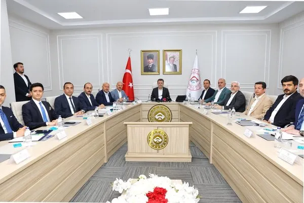 bakani-yumakli-adiyamanda-sektor-temsilcileriyle-bulustu-tarimda-turkiye-yuzyili-vurgusu-1754147872960.jpg