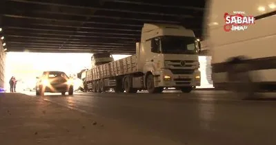 İzmir’de kamyon alt geçide sıkıştı; trafik akışı aksadı | Video