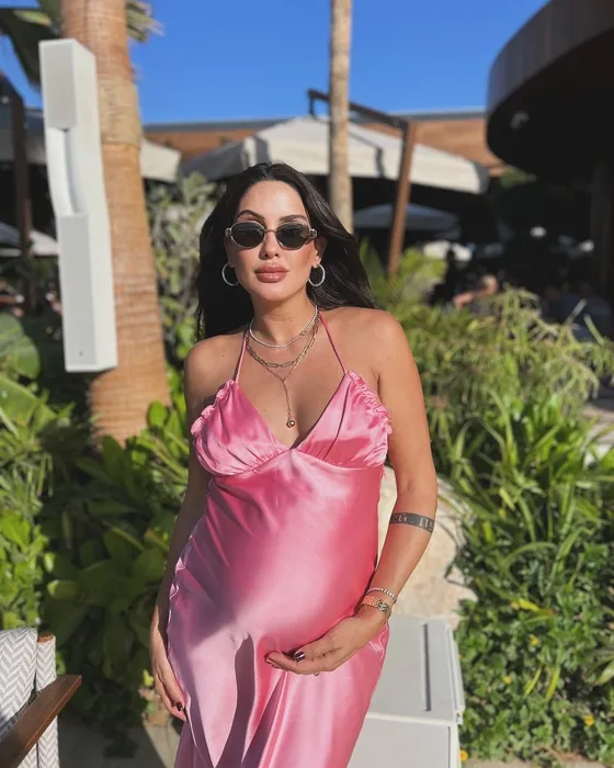 Hamilelik kiloları babaya gitmiş Anne olmaya gün sayan Sahra Işık’ın eşi görünümüyle gündem oldu!