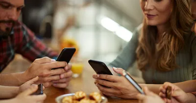 Dijital ortam aile ilişkilerini yerle bir ediyor! Bir mesaj yılların güvenini silip süpürüyor...