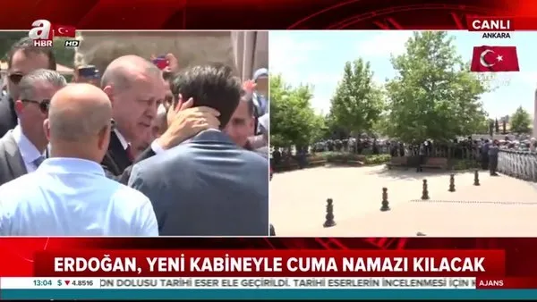 Cumhurbaşkanı Erdoğan, bakanlarla beraber Cuma namazı kılmak için Hacı Bayram Veli Camii'ne geldi