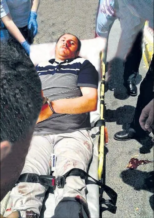 Türk bayrağını indirmeye çalışan kişi intihar etti