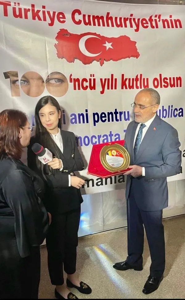 yalcin-topcuya-turk-dunyasina-hizmet-odulu-1698936987203.jpg