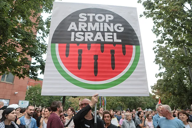 slovenyada-halk-israile-karsi-birlik-oldu-buyukelcilik-acilmasini-protesto-ettiler-1788989324434.jpg Slovenya'da halk İsrail'e karşı birlik oldu: Büyükelçilik açılmasını protesto ettiler!