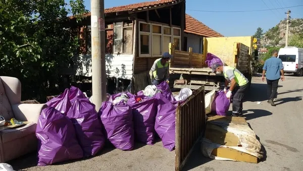 antalyada-cop-ev-ekiplerimi-harekete-gecirdi-70-yasindaki-kadinin-evinden-6-kamyon-cop-cikti-1791375811815.jpg