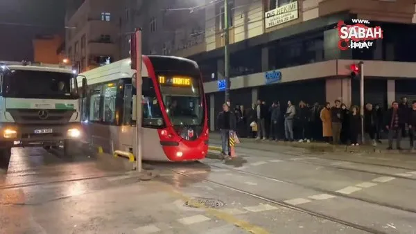 Zeytinburnu'nda tramvay ile otomobil çarpıştı: 1 yaralı | VİDEO