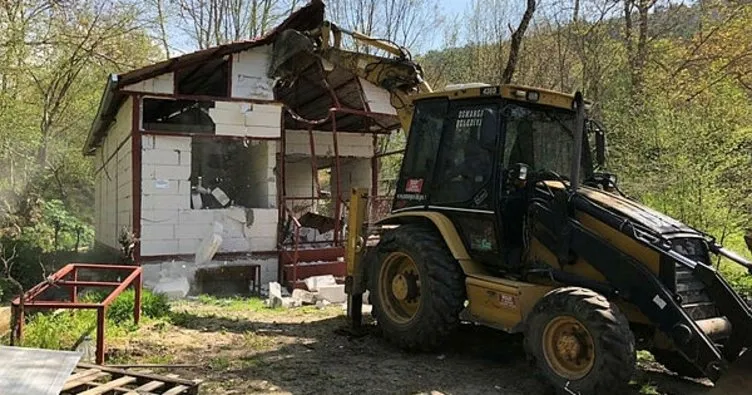 Orman arazisindeki kaçak ev yıkıldı