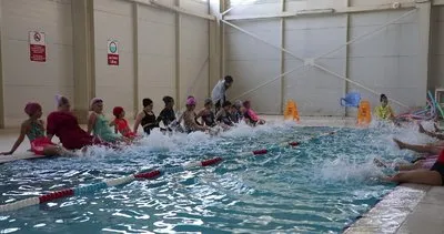 Çocuklar Viranşehir Belediyesi ile yüzme öğreniyor