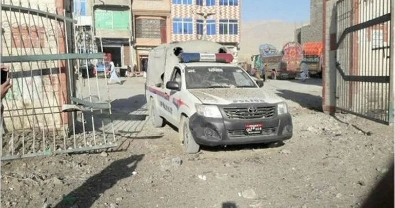 Pakistan’da polis aracına bombalı saldırı