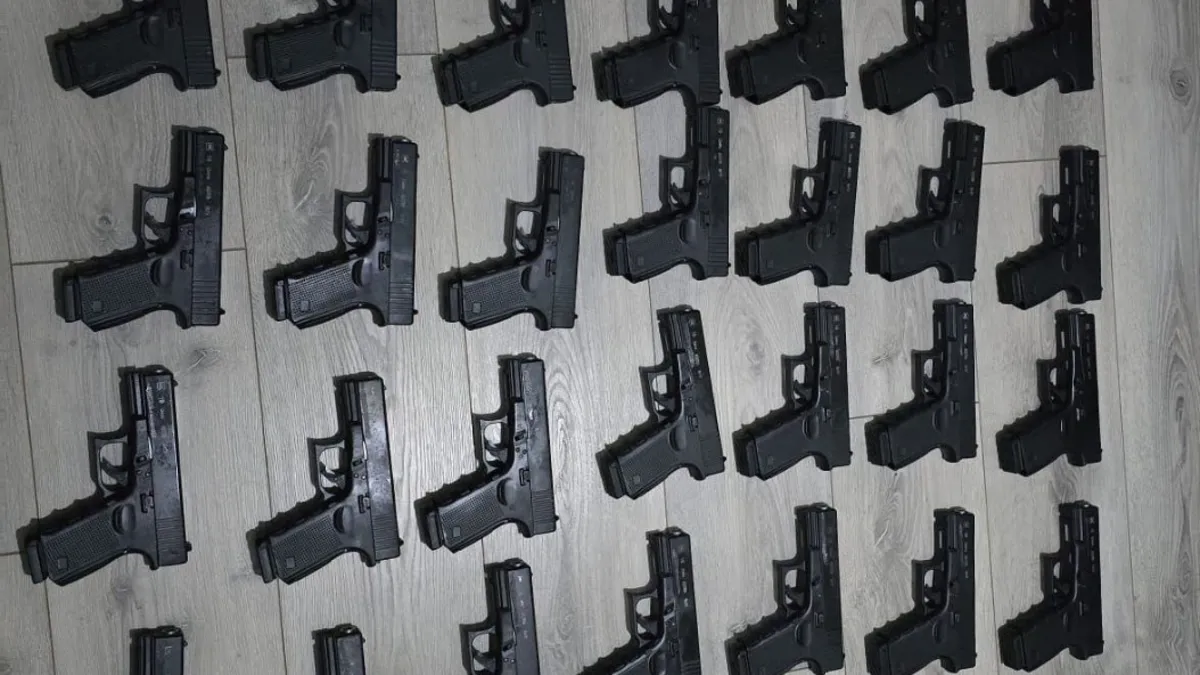 İstanbul’da silah ticareti operasyonu: 25 yaşındaki gencin evinden cephanelik çıktı! İstanbul’da silah ticareti operasyonu: 25 yaşındaki gencin evinden cephanelik çıktı!