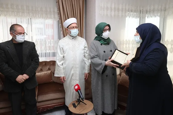 diyanet-isleri-baskanindan-basak-cengizin-ailesine-ziyaret-1637582355331.jpg
