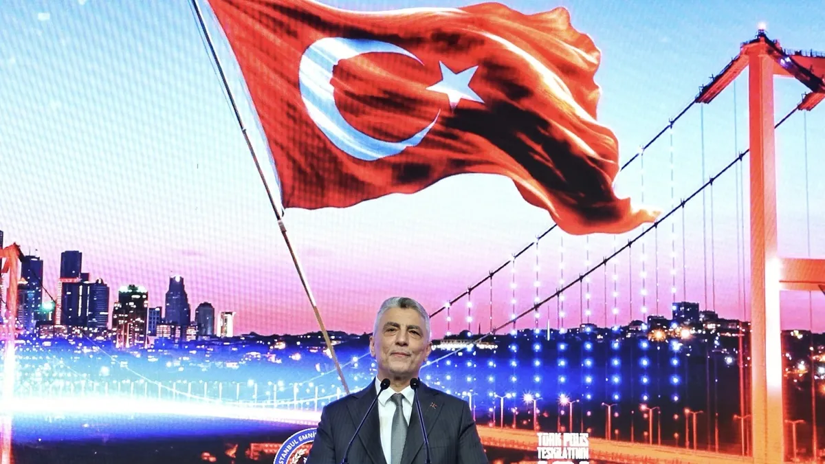 Ticaret Bakanı Ömer Bolat, Türkiye'nin merkezde olduğu iki koridorun Türk müteahhitler için fırsatlar sunduğunu belirtti.