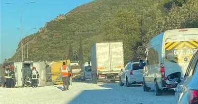 TEM Otoyolu'nda tır devrildi! Tonlarca mıcır yola saçıldı #kocaeli