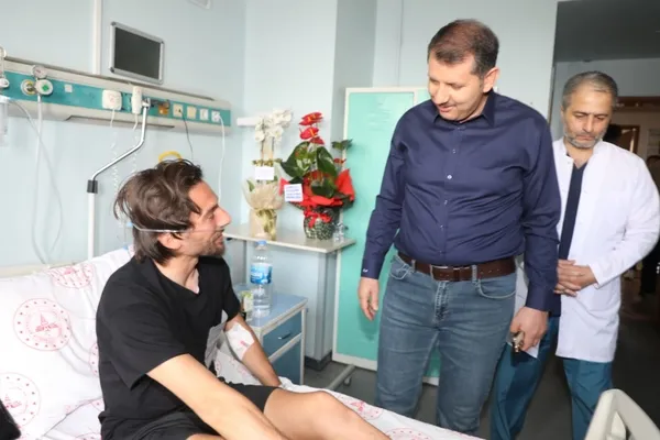 vali-ayhan-semih-karadenizi-hastanede-ziyaret-etti-1684698876764.jpeg