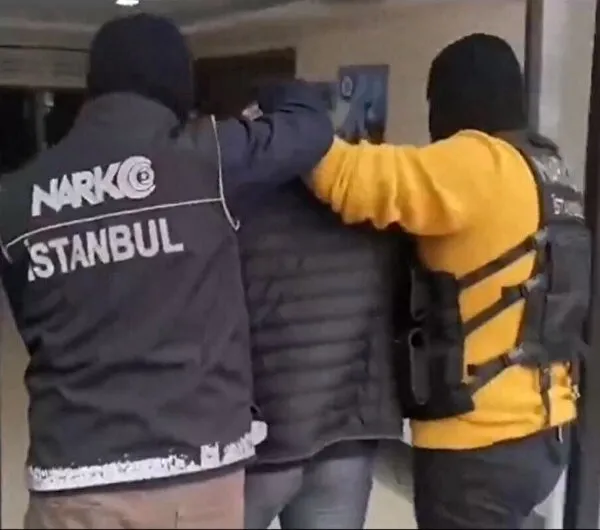 bakan-yerlikaya-duyurdu-kirmizi-bultenle-aranan-uyusturucu-karteli-istanbulda-yakalandi-1705382658959.jpeg