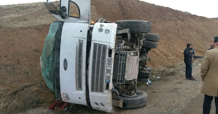Virajı alamayan kamyon yan yattı