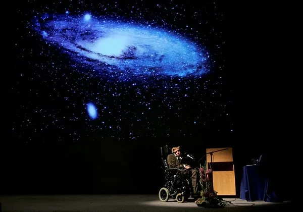 Stephen Hawking hayatını kaybetti