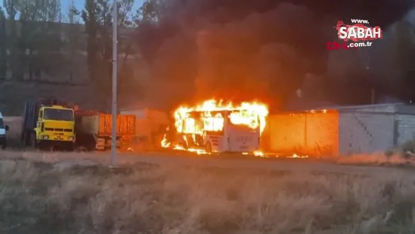 Kars'ta park halindeki halk otobüsü alev alev yandı! O anlar kamerada | Video