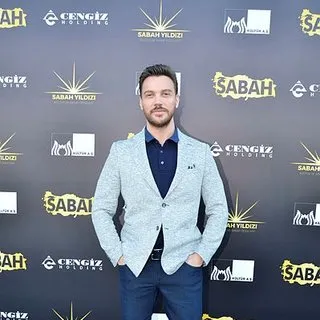 Sinan Akçıl Hadise’ye taş attı!