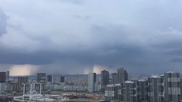 İstanbul'da gökyüzünde inanılmaz anlar! Yağış bulutlardan yeryüzüne böyle indi...