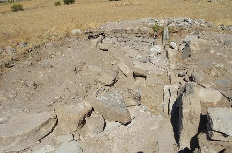 Sadece 50 cm kazdı hayatının şokunu yaşadı! Kiraz dikerken hazine buldu: 1700 yıldır oradaymış...