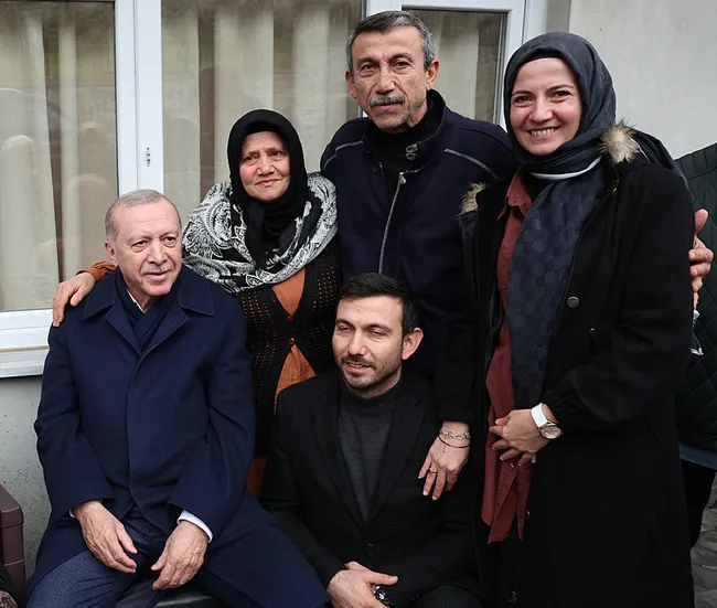 baskan-erdogan-rizede-komsulariyla-bayramlasti-1774192590314.jpeg