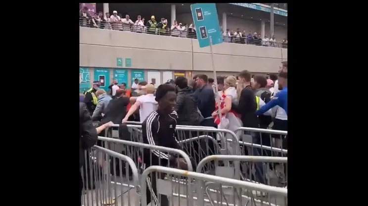 Dev final öncesi Wembley'de taşkınlık!