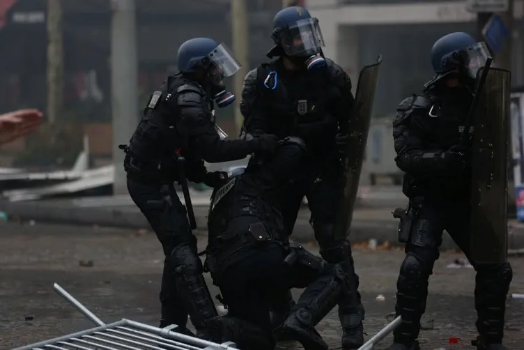 Fransa'da akaryakıt zammı protestoları sürüyor