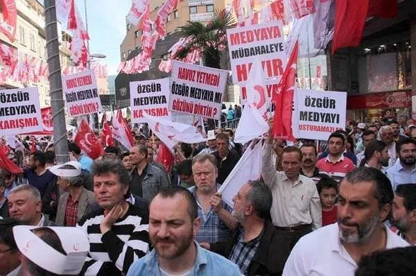 Birbirine zıt 4 partiden ortak pankart