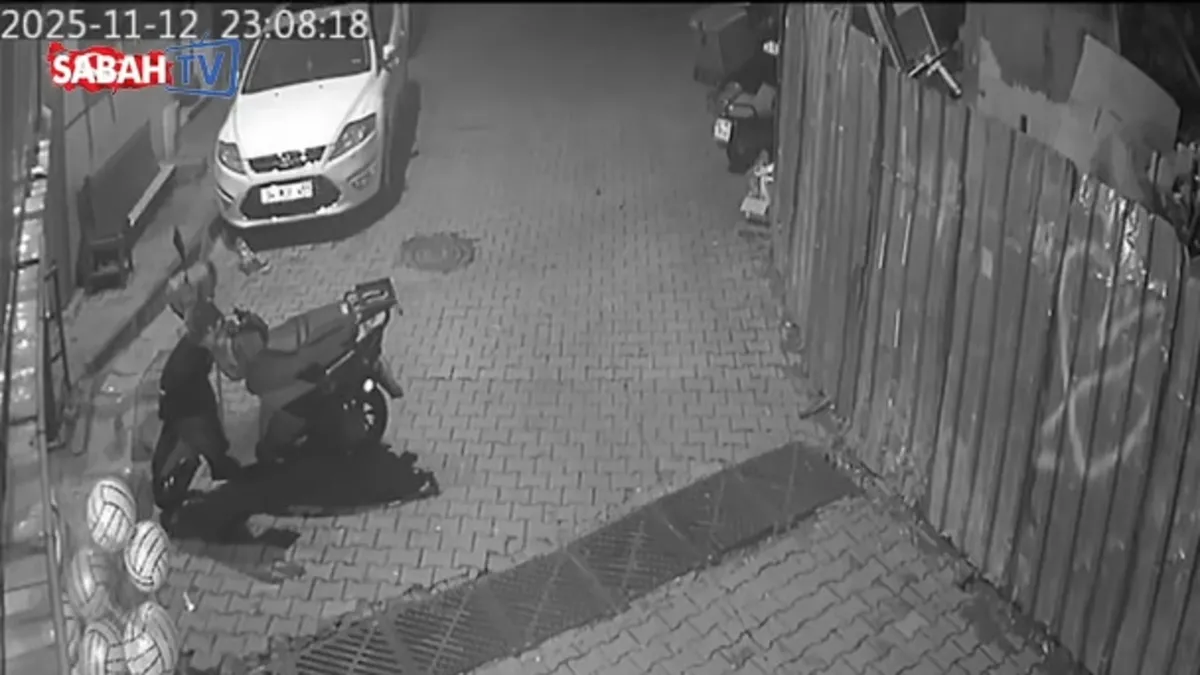 Kağıthane’de patlama sonrası duvar sokağa fırladı | Video videosunu izle Kağıthane’de patlama sonrası duvar sokağa fırladı | Video videosunu izle