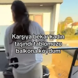 sosyal-medyayi-ikiye-boldu-kiskanc-kadindan-evli-komsuya-ilginc-mesaj-balkona-astigi-seye-inanamayacaksiniz-1730379150827.jpg