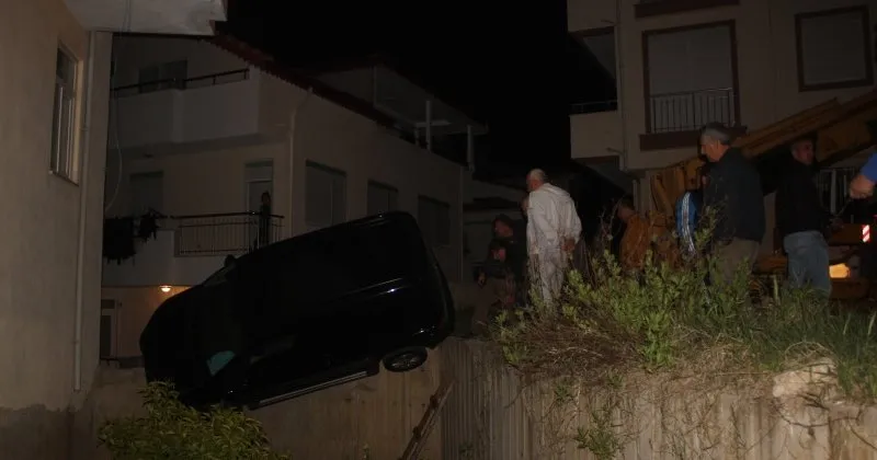 Antalya'nın Manavgat ilçesinde trafik polisinin dur ihtarına uymayarak kaçan alkollü sürücünün idaresindeki otomobil duvarda asılı kaldı. Araçtan çıkarılan sürücü kazayı yara almadan atlattı. ile ilgili görsel sonucu