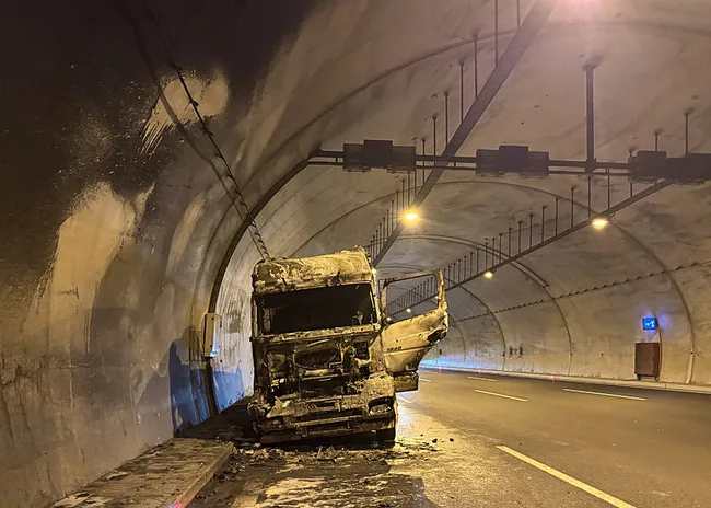 kuzey-marmara-otoyolunun-kocaeli-kesiminde-seyir-halindeki-tir-tunelde-yandi-1792605982143.jpeg