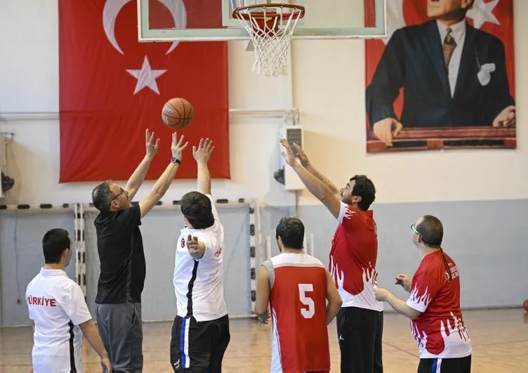 Bakan Kasapoğlu, down sendromlu milli sporcularla basketbol oynadı