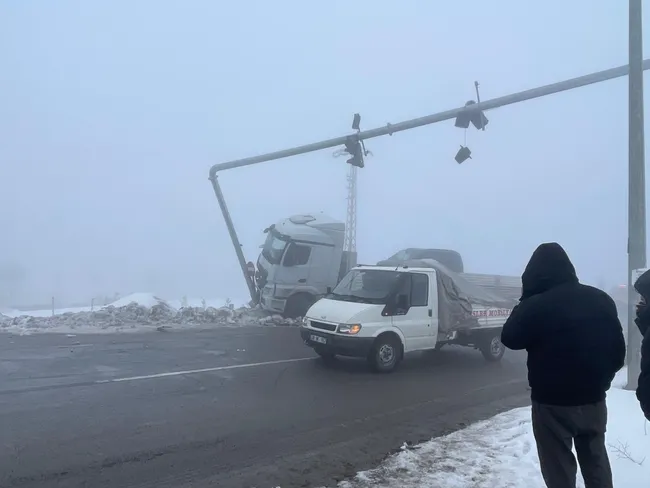 son-dakika-sivasta-zincirleme-kaza-yolcu-otobusu-2-tir-ve-otomobil-carpisti-7-yarali-var-1769677848779.jpg