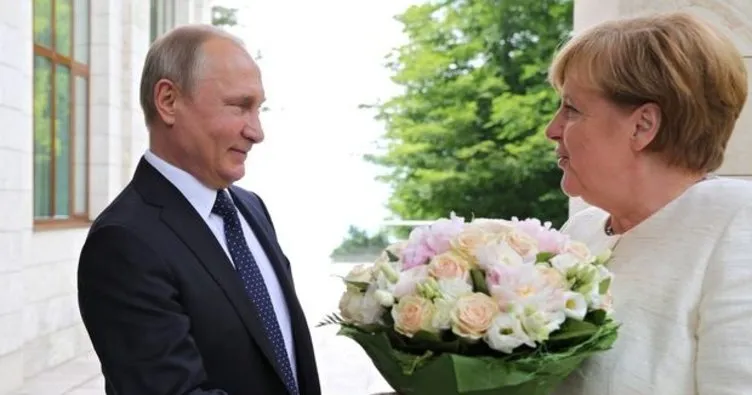 Putin Merkel’e çiçek verdi, Alman basını çok kızdı!