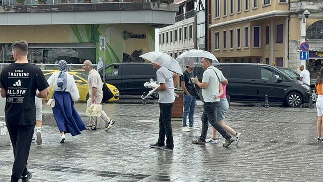 son-dakika-meteorolojiden-yeni-hava-durumu-uyarisi-istanbul-dahil-20-il-icin-saganak-alarmi-verildi-sicaklikla-1754461639108.jpeg SON DAKİKA… Meteoroloji’den hava durumu uyarısı! İstanbul için saat verildi: Fırtına ve gök gürültülü sağanak geliyor!